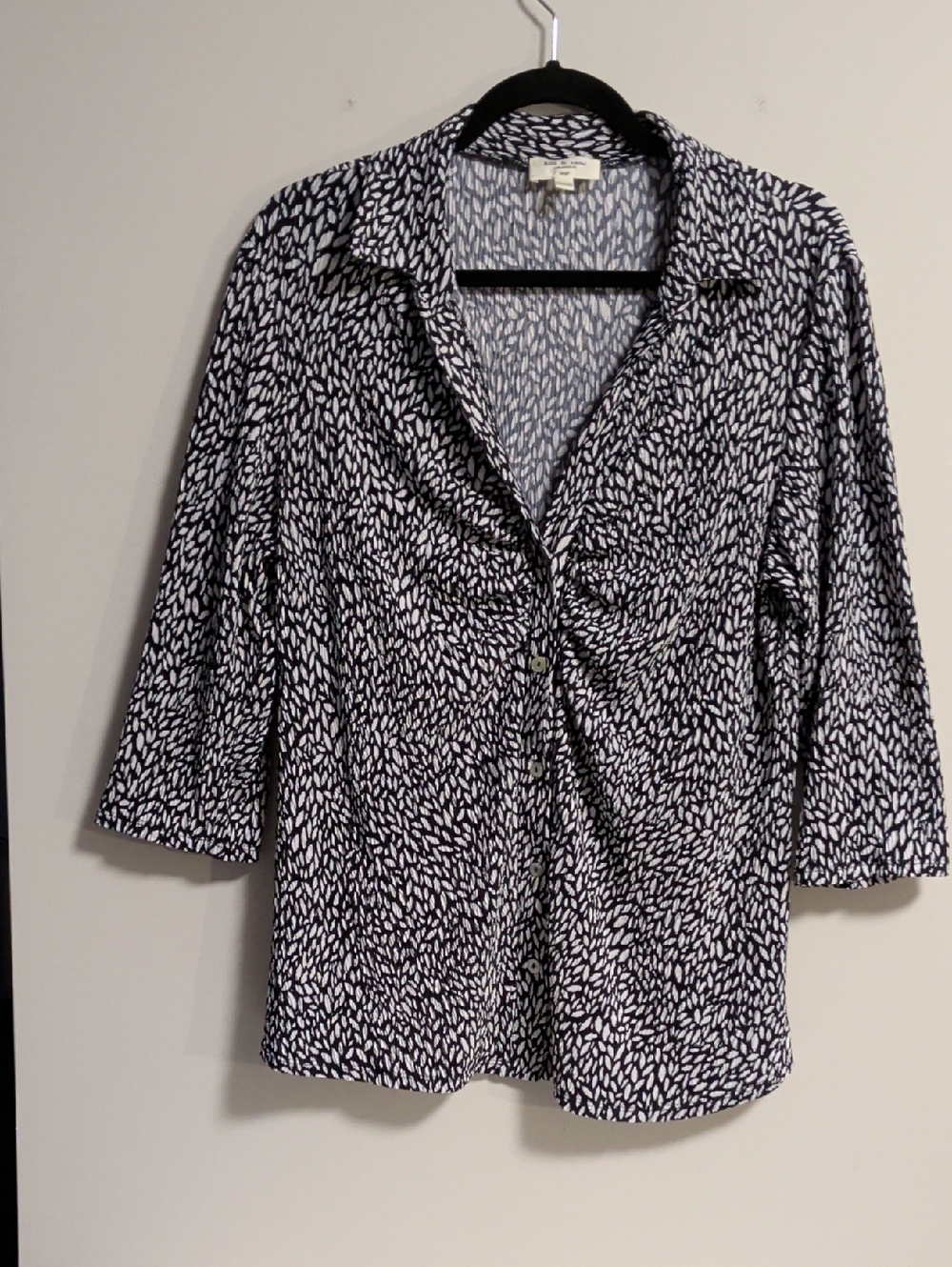 Kim & Cami. Black and White Patterned Button-Front Blouse